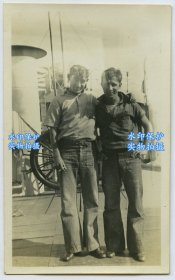 民国山东青岛外国军舰上的水兵二人合影老照片，可见船舵。10.6X6.4厘米。泛银。