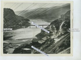 1960年银盐照片一张，河南黄河三门峡水电站修建之前的库址样子老照片。其右岸为河南省三门峡市湖滨区高庙乡，左岸为山西省平陆县三门乡。此处距离黄河入海口约1027千米。河中石岛屹立，将河流分成三股：鬼门河、神门河与人门河，故名“三门峡”。23X17.5厘米。