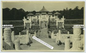 1922年北京天坛寰丘向北拍摄棂星门和皇穹宇老照片，12.5X7.5厘米，泛银。