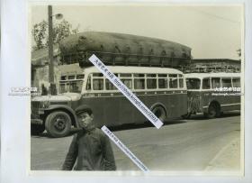 1962年北京市公共汽车公司5路道奇T234型号拖挂型老公交车，编号1030。1962年时值三年困难时期，以煤气代汽油，所以车顶上加装储气袋，老百姓都将其形象地称为“大气包”。25.6X20.5厘米