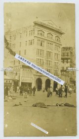 1927年广州起义时期共产党人喋血广州万洲酒店门前老照片，还可见附近有东亚美术照相馆，保安西药房*洋支行，美国牙医博士***医所等。广州起义又称广州暴动，是1927年中国国民党实行武力清党之后，中国共产党于1927年12月在广州发动的最后一次大规模“武装起义”。13.1X7厘米，泛银