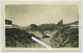 1922年北京八达岭长城关城之内由东向西拍摄老照片一张，西门城台之内已经大面积坍塌。11.4X7厘米，泛银。