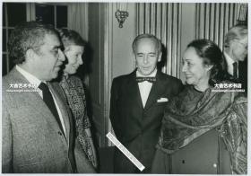 1982年诺贝尔文学奖获得者，哥伦比亚作家加西亚·马尔克斯和他的妻子抵达瑞典皇家科学院，参加诺奖颁奖典礼照片一张。23.9X16.7厘米。代表作有《百年孤独》（1967年）《霍乱时期的爱情》（1985年）。