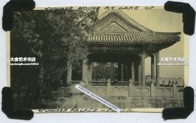 民国时期北京颐和园昆明湖畔古亭老照片，远处可见知春亭和文昌阁。11X6.4厘米。泛银。