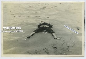 1937年上海八·一三’淞沪战役时期，上海黄浦江上漂浮的罹难者尸体老照片，8.8X6厘米，泛银。