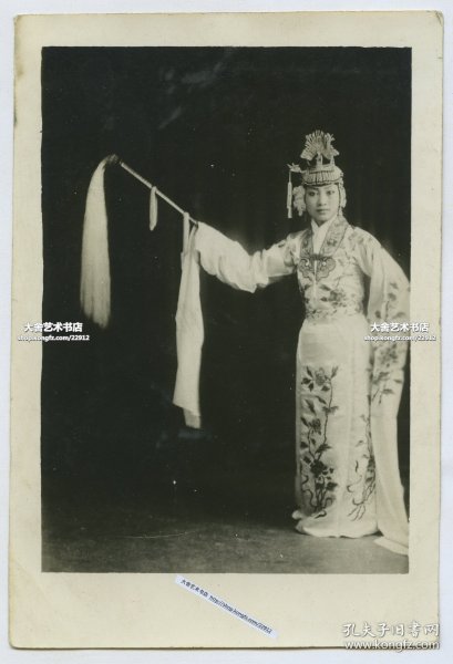 民国时期京剧戏曲表演老照片，旦角。12.6X8.3厘米，泛银。