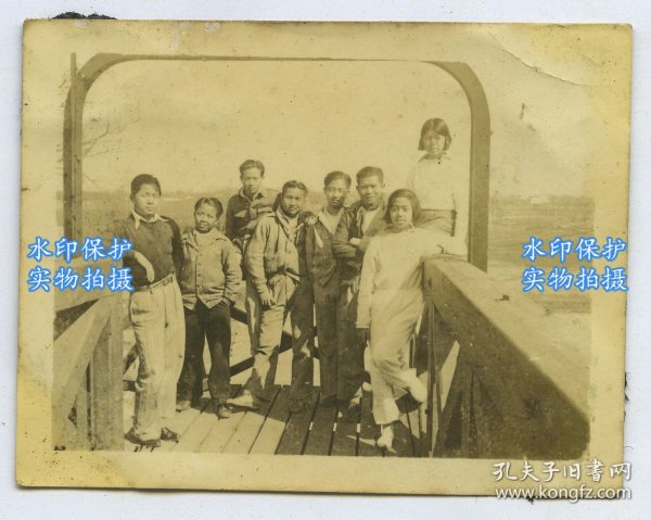 民国上海市嘉定区南翔火车站跨铁轨天桥上青年合影老照片。6.3X4.8厘米，泛银。
