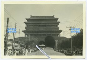民国时期北京崇文门内大街人力车乘客第一视角，拍摄崇文门城楼北侧老照片，此时箭楼城台已修成券洞门。9X6.2厘米，泛银