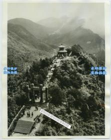 1975年江西省九江市庐山黄龙潭含鄱口和其上的含鄱亭俯览老照片。25.7X20.2厘米