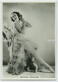 民国时期电影明星Beatrice Appleyard老照片一张，其主要作品是 The Spring Revue (1948), Present Company (1947)
and Between Ourselves (1948)。