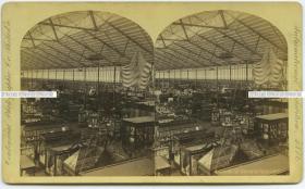 1876 年美国历史上的第一次世界博览会, 美国费城世博会的大厅，美国馆的火器,手枪,步枪,轻武器展示，丝绸展示。早期蛋白立体照片一张