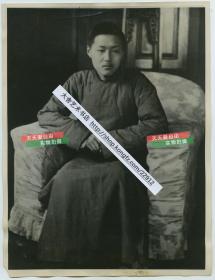 1938年17岁的孔子第七十七代嫡孙-----最后一代“衍圣公”孔德成从山东曲阜逃难到汉口，据传日本人想扶植他做中国皇帝或傀儡政府首脑。23.3X17.8厘米