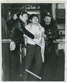1970年4月24日蒋经国先生访问美国遭到开枪暗杀，刺客黄-文雄被抓获的现场老照片。22.3X18.1厘米。B
