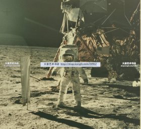 1969年7月20日，美国阿波罗11号宇宙飞船登陆月球，完成人类首次登月壮举，宇航员巴兹·奥尔德林Buzz Aldrin站在太阳风实验装置前留影老照片一张，本张是人类首位登上月球的阿姆斯特朗拍摄，1969年美国宇航局NASA版权照片。20.1X20.1厘米