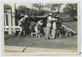 1937年上海八·一三’淞沪战役时期，国军士兵在掩体后向日军射击老照片，8.8X6厘米，泛银。