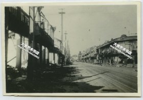 1937年八·一三’淞沪战役时期，战斗后上海城区满目疮痍的街道老照片。可见交通标语“马路如虎口，中间不可来”。8.7X5.9厘米，泛银