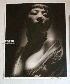好莱坞著名明星肖像摄影师George Hurrell 乔治·赫里尔拍摄美籍华裔女影星黄柳霜艺术肖像银盐照片一张，摄影师原底限量亲笔签名版，第96/250。巨大尺幅50.4X40.7厘米。