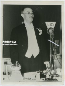 1938年中国驻美国大使外交官王正廷在哥伦比亚广播公司CBS电台发表演说老照片，呼吁美国人民帮助中国抵抗日本侵略。王正廷热爱体育事业，也是中国历史上的第一位国际奥委会委员。20.3X15.3厘米