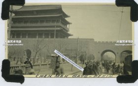 民国北京正阳门城楼东侧的门洞和交通老照片，根据记载，1915年由德国建筑师罗斯凯格尔改造，瓮城被拆除，城门楼两侧各开有兩个进出內城的双门洞，瓮城內的范围成为了一个开放场所。11X6.5厘米，泛银