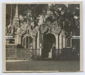 清代或民国早期东南亚一带佛教寺院入口老照片，装饰繁琐精美的外立面。8.8X7.7厘米