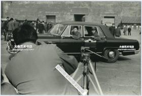 1985年北京紫禁城故宫午门前，坐大红旗轿车实物道具拍照的游客，这是当时照相点推出的经典业务之一。这是一个时代的缩影。23.9X16.1厘米