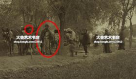 清代晚期持枪官兵作为保镖护送外国人教会车队行进老照片, 拍摄于安庆到徐州府的路途之上。14.2X8.6厘米。