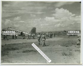 1945年8月21日湖南怀化芷江县机场，日本代表乘坐陆军航空队三菱百式运输机由南京飞芷江前来投降老照片，拍摄时中、美、日代表离开飞机一起走向投降会场，著名的芷江受降。根据记载，中美混合团第五大队周天民、姜茂吟、林泽光、徐志广，曾分别驾驶北美P-51D“野马”战斗机升空，飞往日机航线中途洞庭湖畔常德上空，引押这家架日洽降机降落在芷江机场。11.8X9.3厘米。