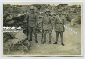 1937年八·一三’淞沪战役时期，张治中将军麾下的国军士兵合影老照片。8.6X5.9厘米，泛银。根据史料记载，1937年8月张治中将军率领国军第九集团军进入上海，下辖第三十六师、第八十七师、第八十八师，均系原国民政府警卫军，由德国顾问训练的精锐之师，国民党的王牌部队—德械师。