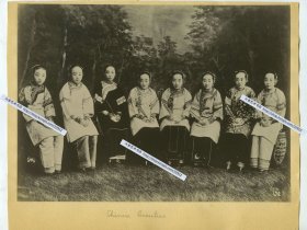 清代八名年轻貌美金莲女子合影大幅蛋白老照片一张，照片25.4X18.3厘米，粘贴在27.2X21.5厘米的册页纸卡上。