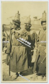 1920年代长江沿岸城市的轿夫老照片。14.1X7.9厘米，泛银。