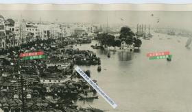 1924年广东广州新堤周边停满疍家船屋小艇的珠江码头，远处可见海珠公园，25.4X20.3厘米。今天的沿江西路一带近百年前的旧貌。
