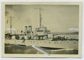 民国时期在江面上巡航的军舰老照片。8.5X6厘米，泛银