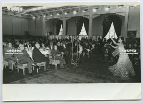 1980年代第六届全国政协茶话会，邓颖超和诸位代表观看文艺演出老照片。17.8X12.6厘米