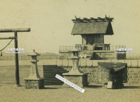 1923年大连日本人建立的供奉神社老照片，有大炮陈列。13.6X8.6厘米，泛银。