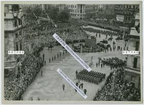 1945年二战结束后庆祝胜利大游行，在英国伦敦市中心特拉法尔加广场，中国海军仪仗队在美国海军方阵之后，走向海军拱门老照片。20.8X15.2厘米。
