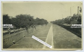 1922年北京东交民巷国际饭店西侧的御河桥之上，向北俯瞰御河干涸的河床老照片，12.4X7.5厘米，泛银。