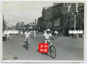 1956年7月台湾省台南的街道街景老照片，可见公交车，电影院海报等。11.4X8.5厘米，泛银