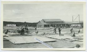 1944年二战大西南驻华美国空军修建基地房屋老照片。11.2X6.5厘米，泛银。同批有广西桂林基地的内容。