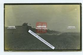 清末民初时期河南陕州城的角楼与宏伟的城墙老照片，陕州于1913年废州为县，如今是三门峡陕州区，从城墙来看，较为雄伟，不过城楼不知何故，却极为简陋。14.4X8.9厘米，泛银。