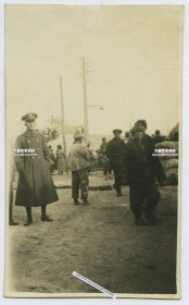 民国驻天津美军在港口码头粮食装卸场留影老照片。10.7X6.5厘米，泛银