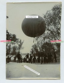 清代1901年庚子事变八国联军侵占领北京后，法国热气球部队在北海太液池附近施放热气球以进行北京城航拍老照片一张。气球升空时英军日军都前来看热闹。14.6X10.2厘米。