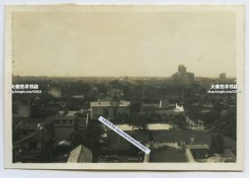 1937年淞沪事变八一三抗战时期，从上海福履理路公寓楼上拍摄城市局部全景老照片，画面右侧的高层建筑是霞飞路上的伟达饭店，现在都已经没有了。8.5X5.8厘米，泛银。