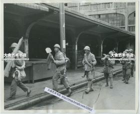 1949年8月上海解放时，在大批国民党军队溃败撤离后，率先进入上海市区的共产党解放军小股部队老照片。25.4X20.7厘米