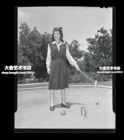 1960年代美国商业广告摄影，女子槌球原版胶片底片一张。它起源于法国，是旧时法国的一项体育运动。20世纪30～40年代，槌球游戏传到中国。又称门球。专业出版级商业5X4英寸高清底片原件，唯一母片，版权摄影作品。12.3X9.8厘米。B
