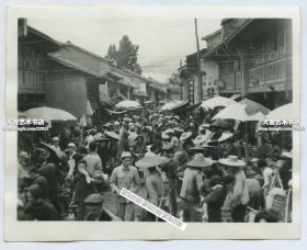 1940年代二战云南（昆明？）城镇繁华的街道，可见上海同顺兴酱园的招牌，街上有大量的戎装国军士兵。11.3X9.1厘米，泛银