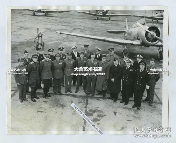 1945年联合国安全理事会军事参谋团在美国北达科他州的米切尔菲尔德机场合影老照片，这些委员分别来自中国，英国，法国的空军和陆军，可见贵州省兴义籍民国陆军一级上将何应钦和浙江奉化籍国民党空军总司令部副司令毛邦初。22.8X18厘米