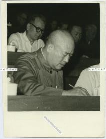 1977年余秋里同志在中共第十一届中央委员会第一次全体会议中老照片一张，15.2X11.3厘米。