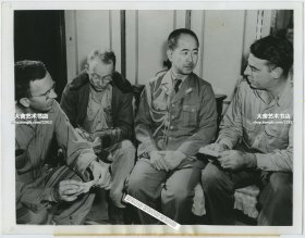 1945年9月12日二战结束后，美国记者采访高田敏太少将，高田敏太少将讲述他在担任日本第三舰队高级参谋时亲历的珍珠港事件真相，1945年老照片一张。21.7X16.8厘米