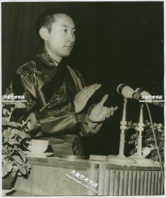 1959年第十世班禅额尔德尼·确吉坚赞在第二届全国人民代表大会上发言老照片。19.8X16.6厘米