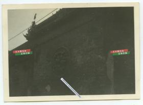 民国上海普陀区安远路玉佛寺哭墙老照片，据传香客信徒门在此祈祷。8.5X6.1厘米